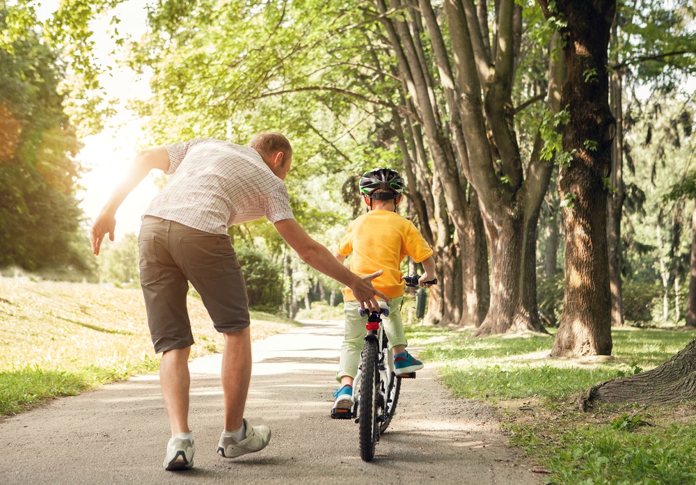 Resultado de imagem para pai ensinando filho a andar de bicicleta