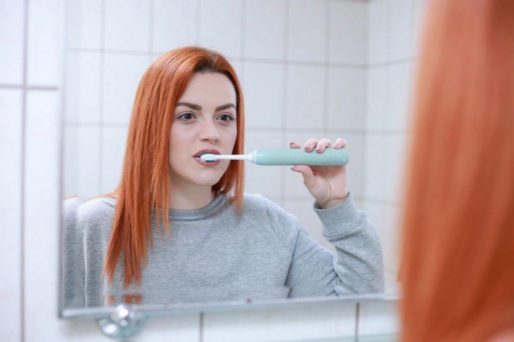 sonhar escovando os dentes